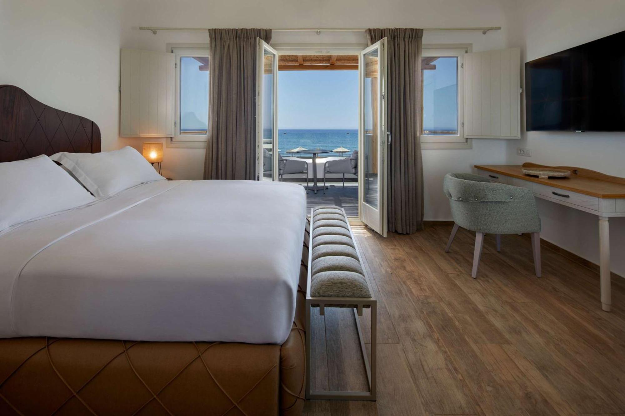 Ośrodek wypoczynkowy Sea Breeze Santorini Resort, Curio By Hilton 5*