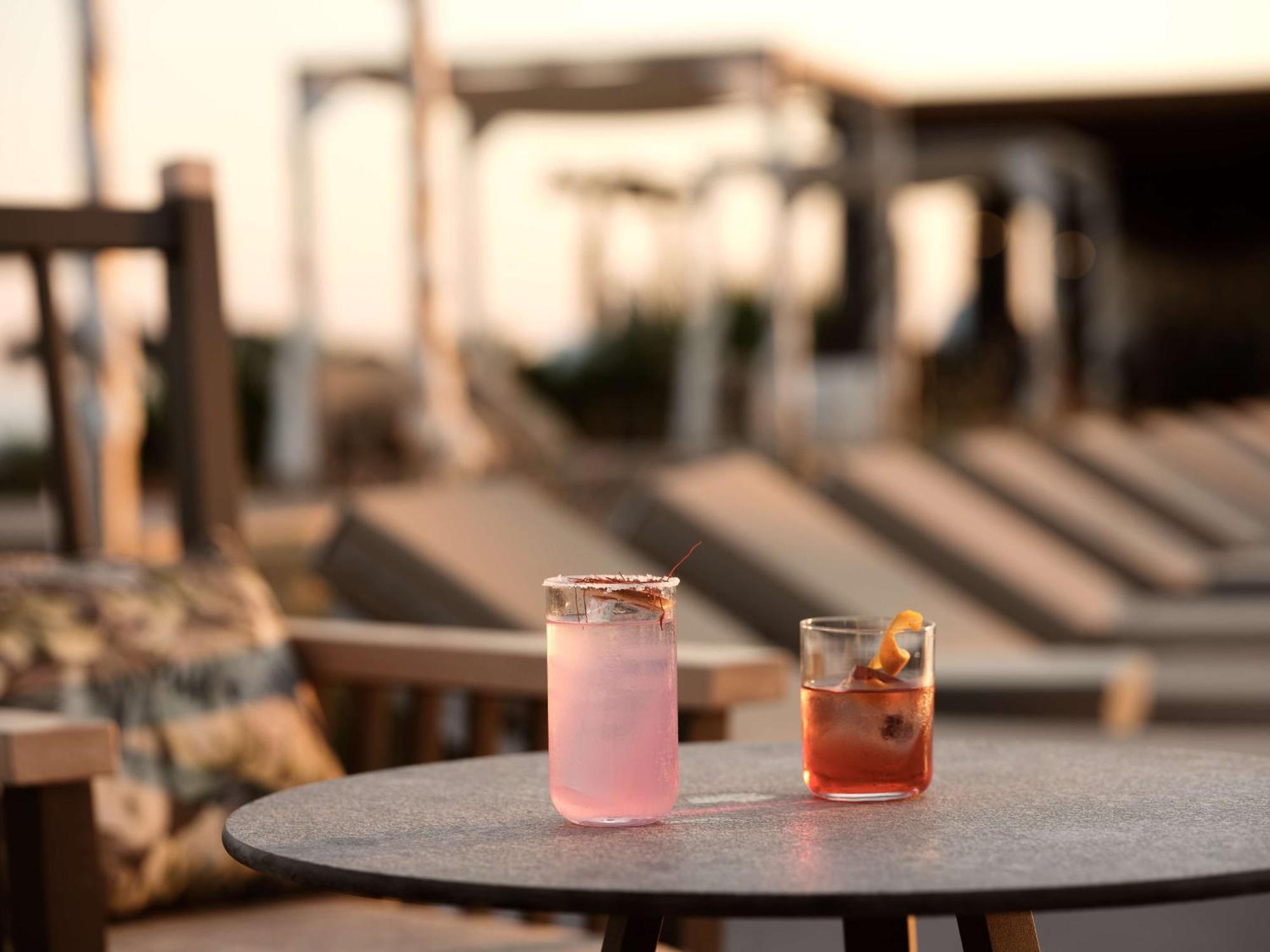 Ośrodek wypoczynkowy Sea Breeze Santorini Resort, Curio By Hilton Agios Georgios (Santorini)