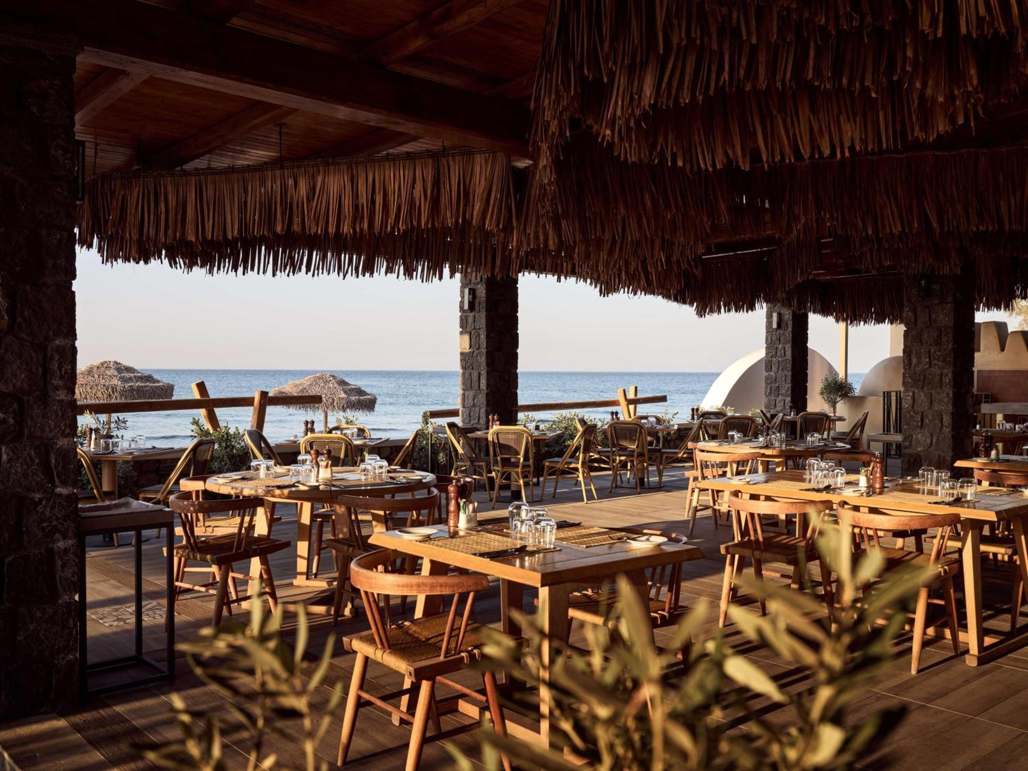 Sea Breeze Santorini Resort, Curio By Hilton Agios Georgios (Santorini)