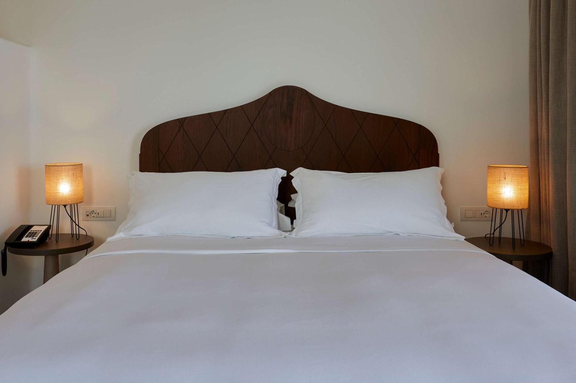 Sea Breeze Santorini Resort, Curio By Hilton 5*