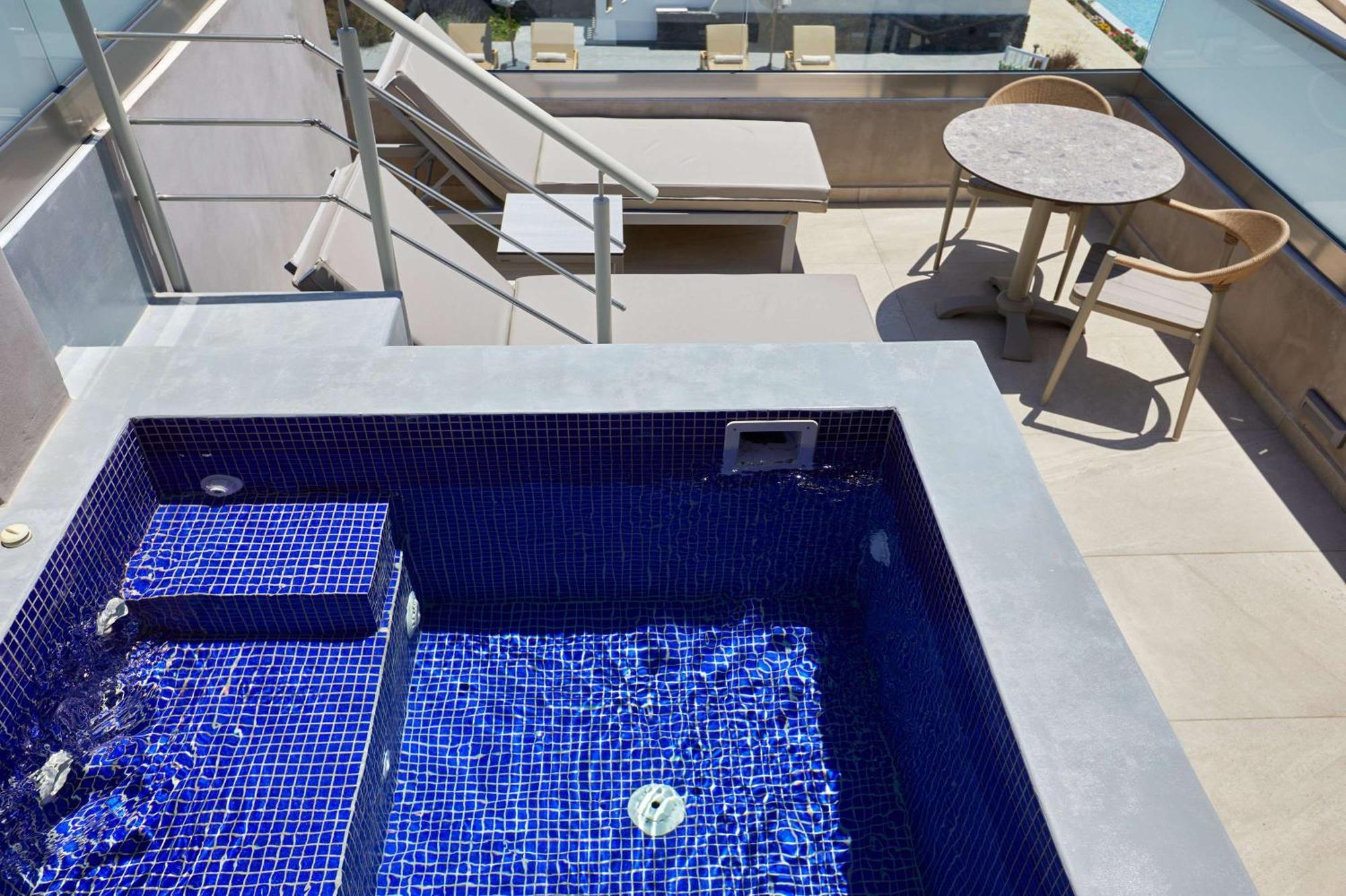 Sea Breeze Santorini Resort, Curio By Hilton Resort Agios Georgios (Santorini)