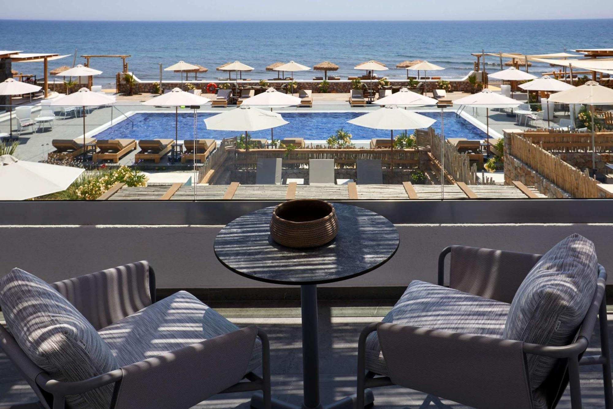 Sea Breeze Santorini Resort, Curio By Hilton Agios Georgios (Santorini)