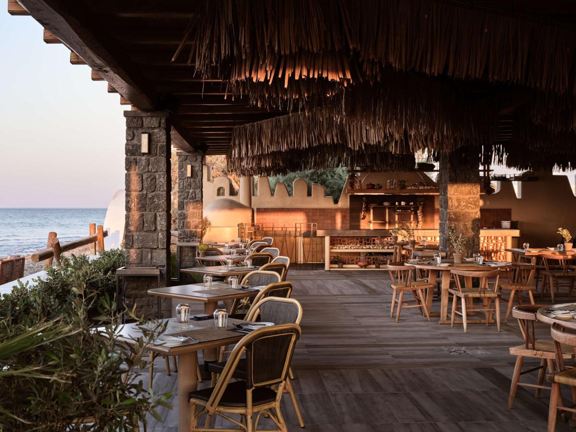Sea Breeze Santorini Resort, Curio By Hilton 5*