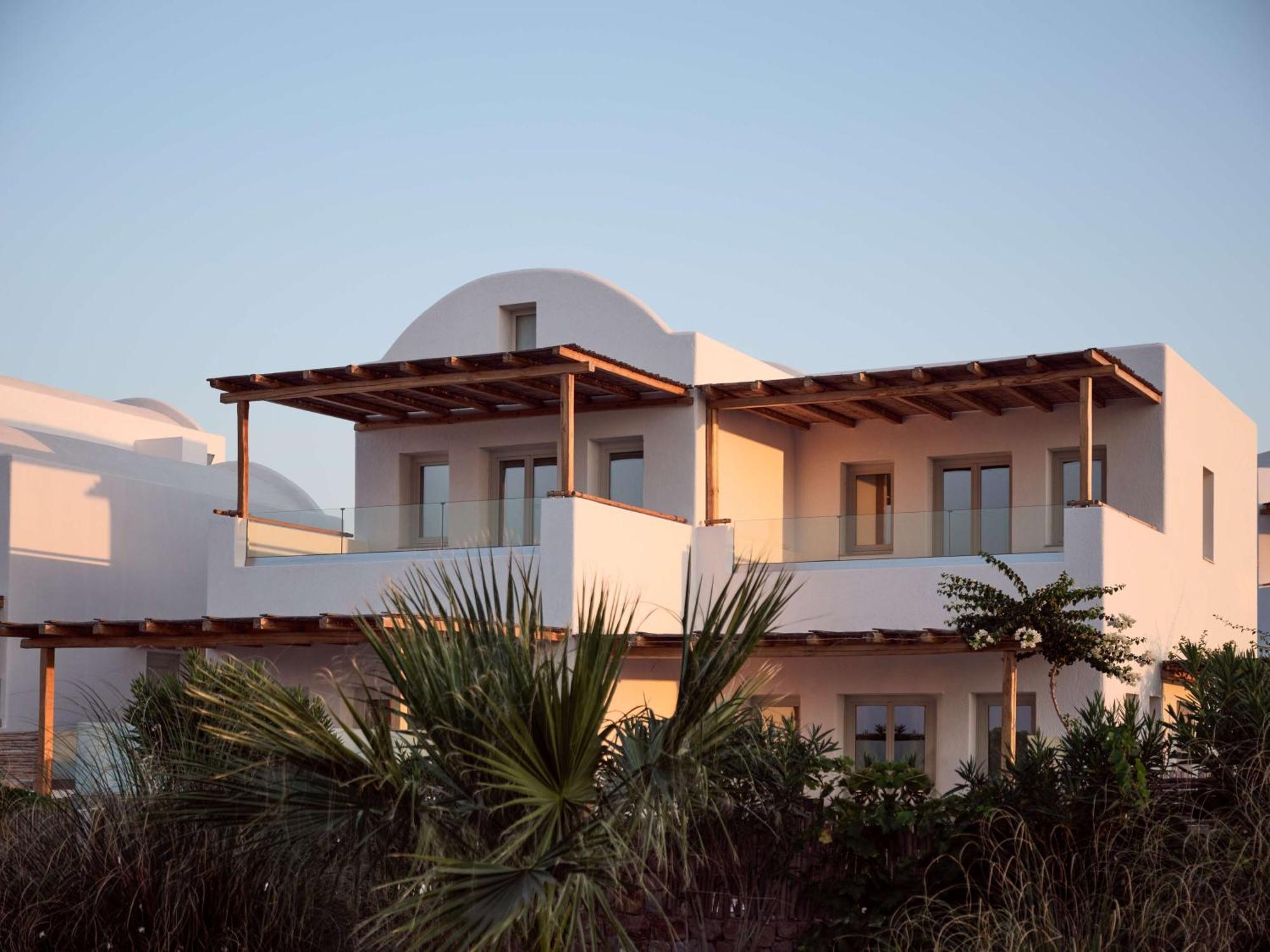 Sea Breeze Santorini Resort, Curio By Hilton Resort Agios Georgios (Santorini)