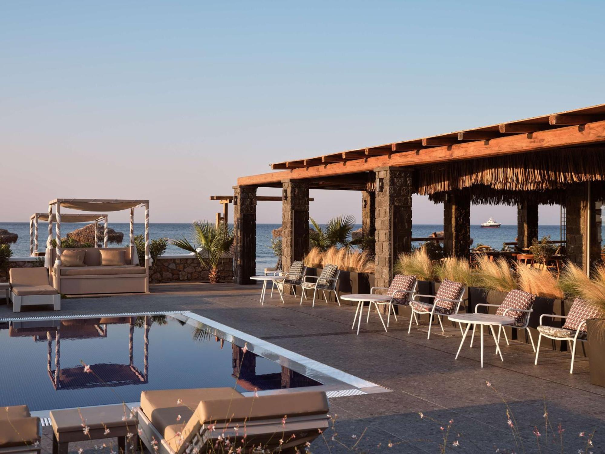 Resort Sea Breeze Santorini Resort, Curio By Hilton Agios Georgios (Santorini)